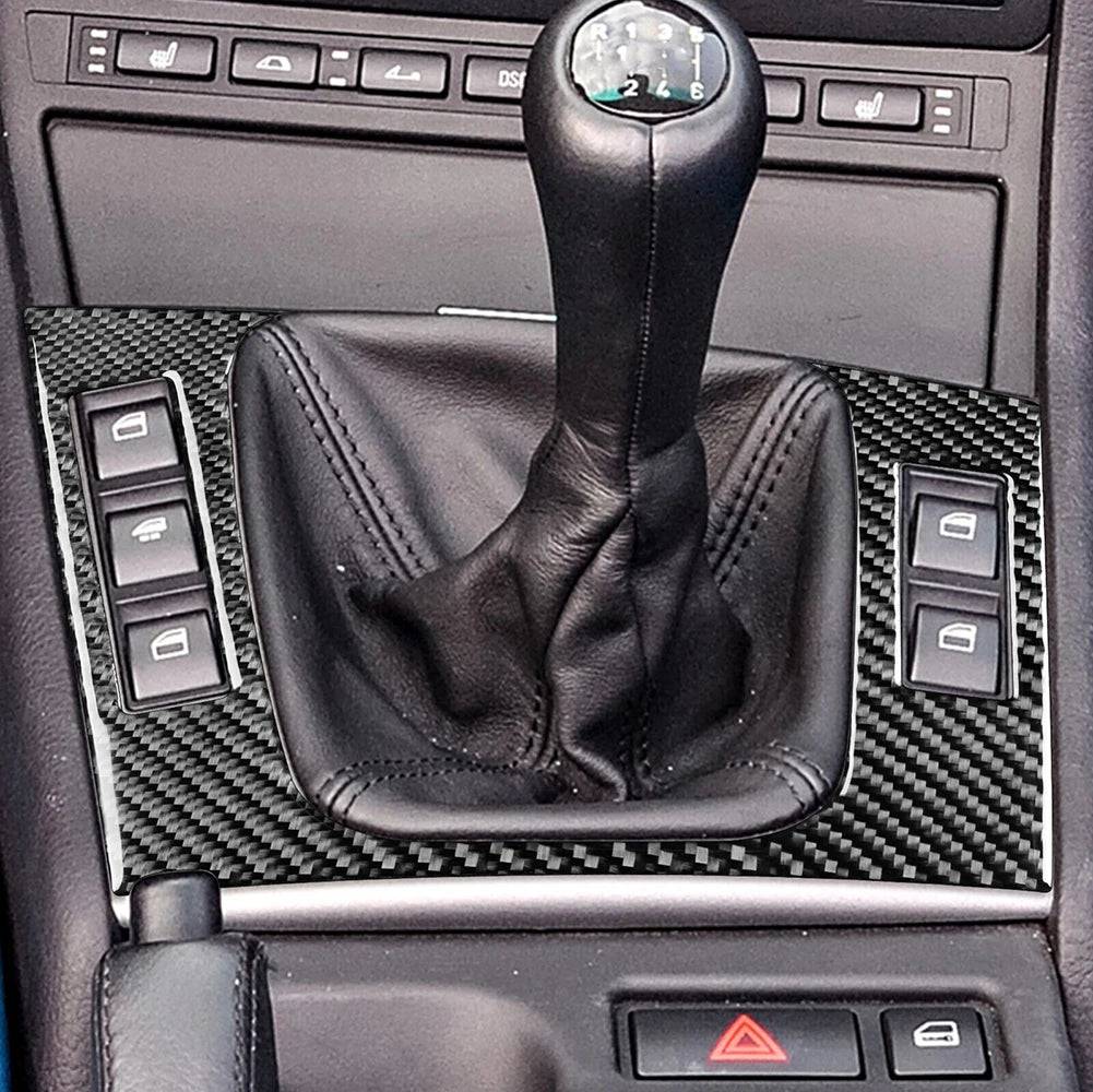Enjoliveur de console centrale BMW E46 finition carbone monté autour du levier de vitesse dans l’habitacle