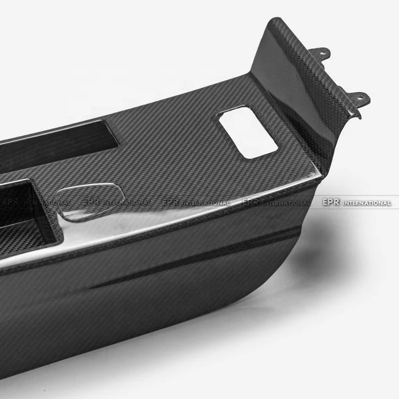 Détail avant du contour de levier de vitesse BMW E46 M3 CSL en carbone pour console centrale sur fond blanc