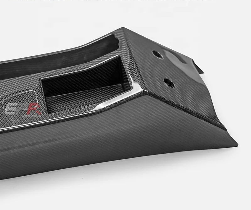 Détail de l’ouverture du contour de levier de vitesse BMW E46 M3 CSL en carbone pour console centrale sur fond blanc