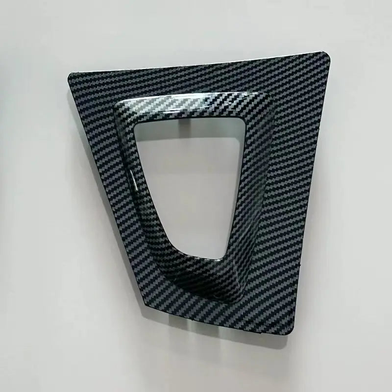 Contour de levier de vitesse BMW en aspect carbone présenté seul sur fond clair