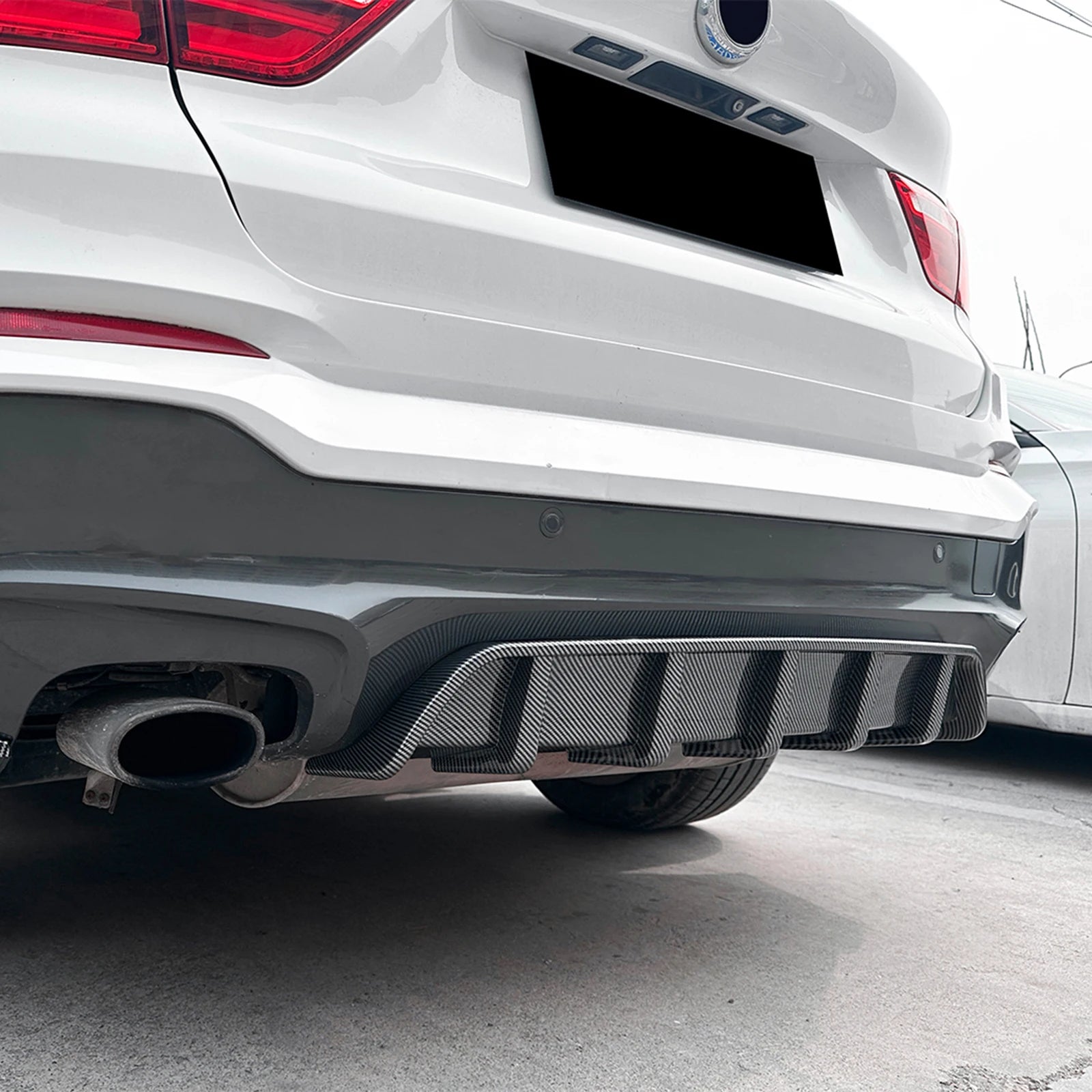 Diffuseur arrière BMW X4 F26 M Sport monté sur un véhicule blanc en angle