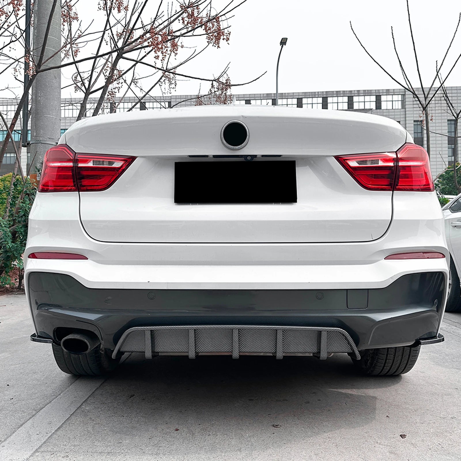 Diffuseur arrière BMW X4 F26 M Sport monté sur un véhicule blanc vue arrière