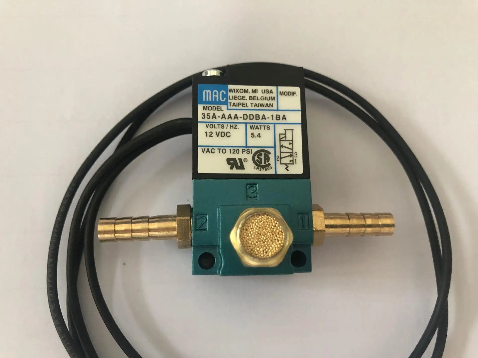 Électrovanne de pression turbo 3 voies 12V type MAC 1/8 NPT avec raccords 6 mm en vue rapprochée