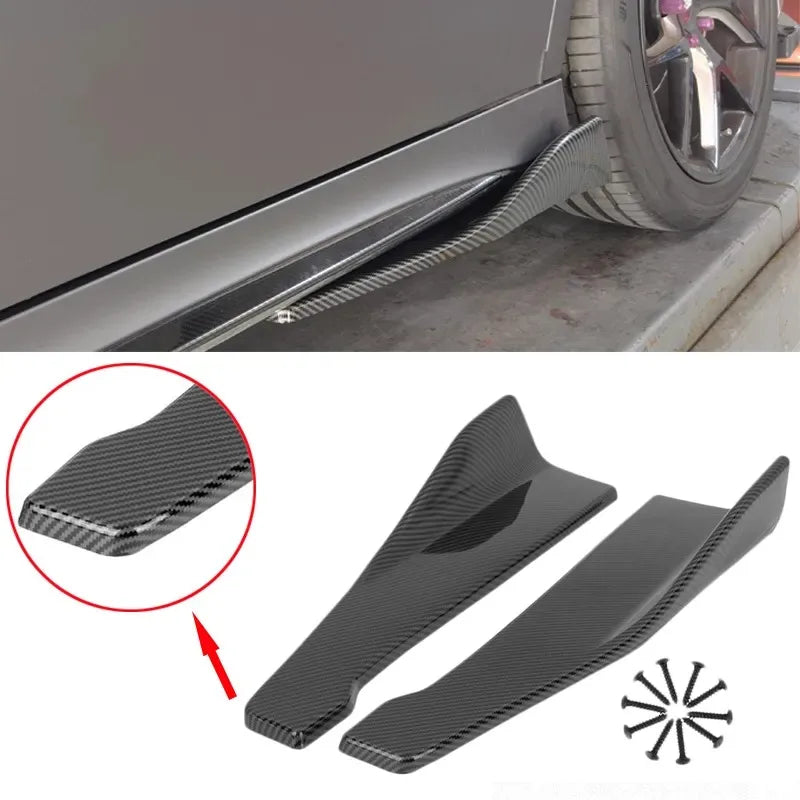 Extensions de bas de caisse universelles de 48 cm en noir ou carbone avec aperçu du rendu monté sur le véhicule et vue du kit complet