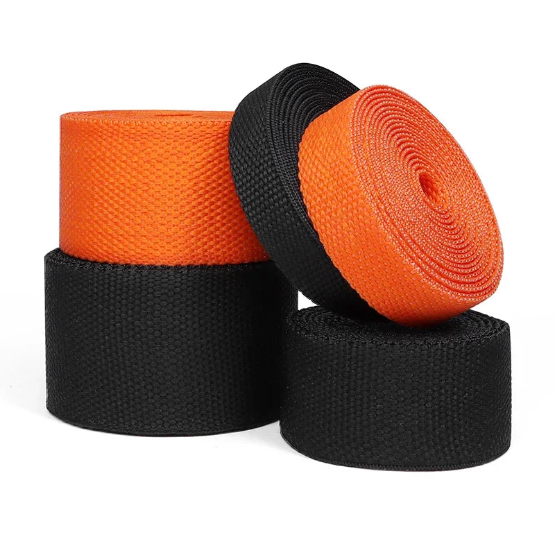 Rouleaux de gaine tressée thermorétractable PET noire et orange sur fond blanc