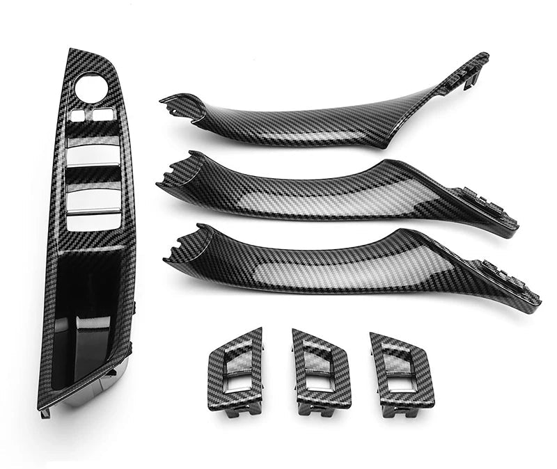 Kit de poignées intérieures BMW F10 F11 F18 en finition carbone, présenté complet sur fond blanc