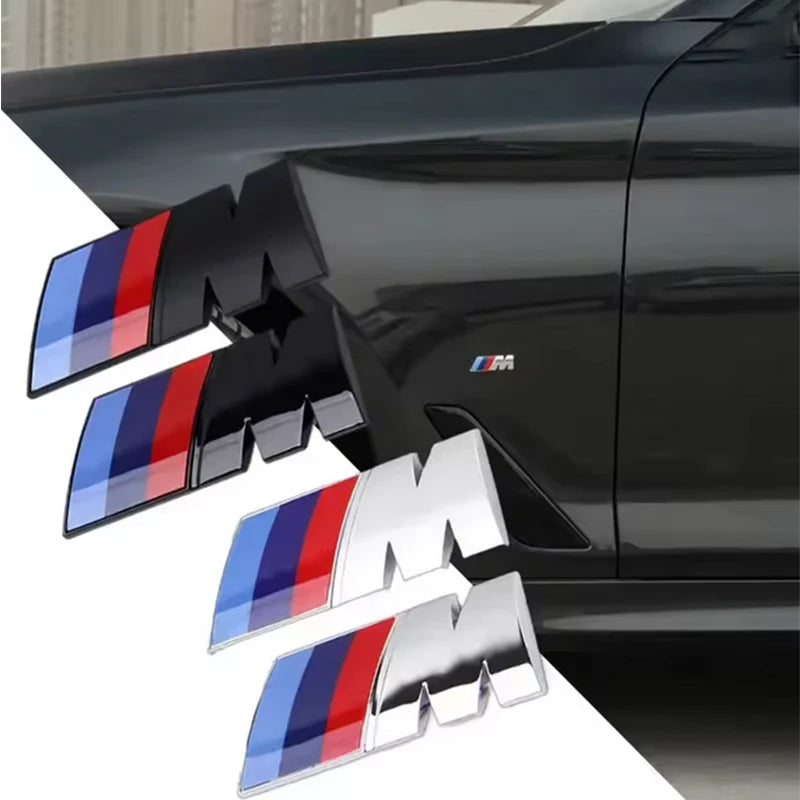 Logo BMW M Performance installé sur l’aile avant d’une voiture avec aperçu des différentes tailles disponibles