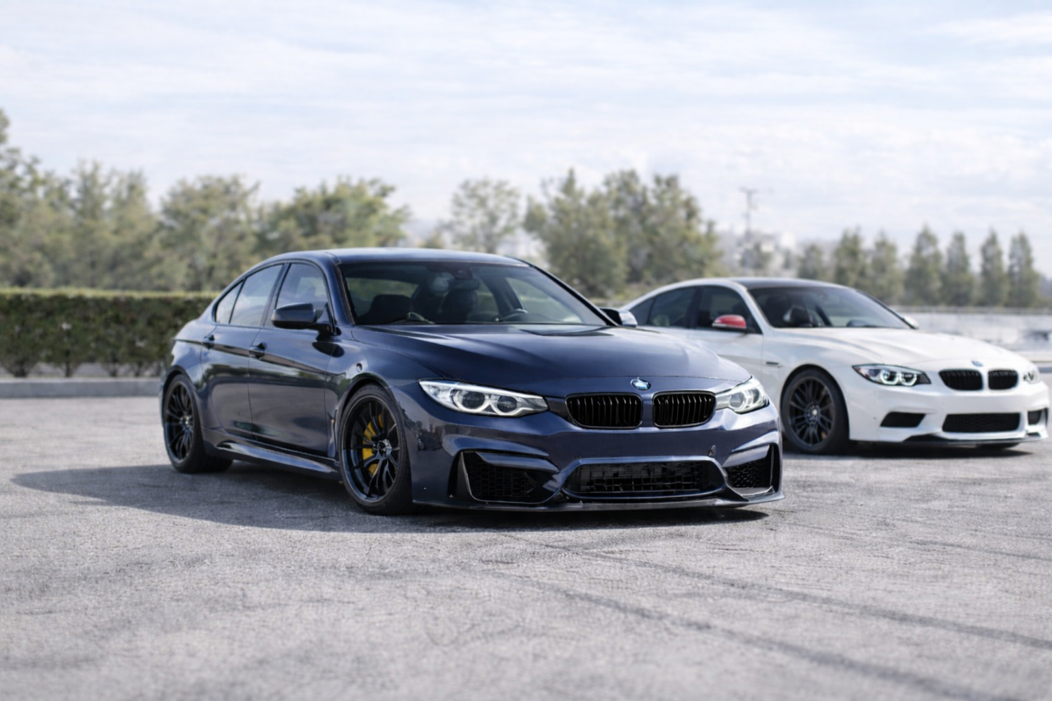 Catégorie BMW par châssis avec deux berlines BMW sportives sur fond extérieur