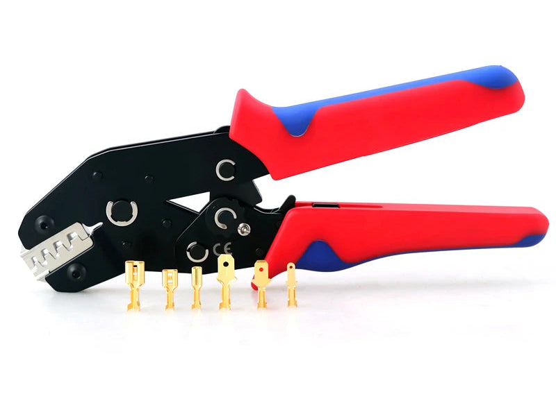 Pince à sertir professionnelle pour cosses 2,8 4,8 et 6,3 mm avec cosses présentées devant l’outil