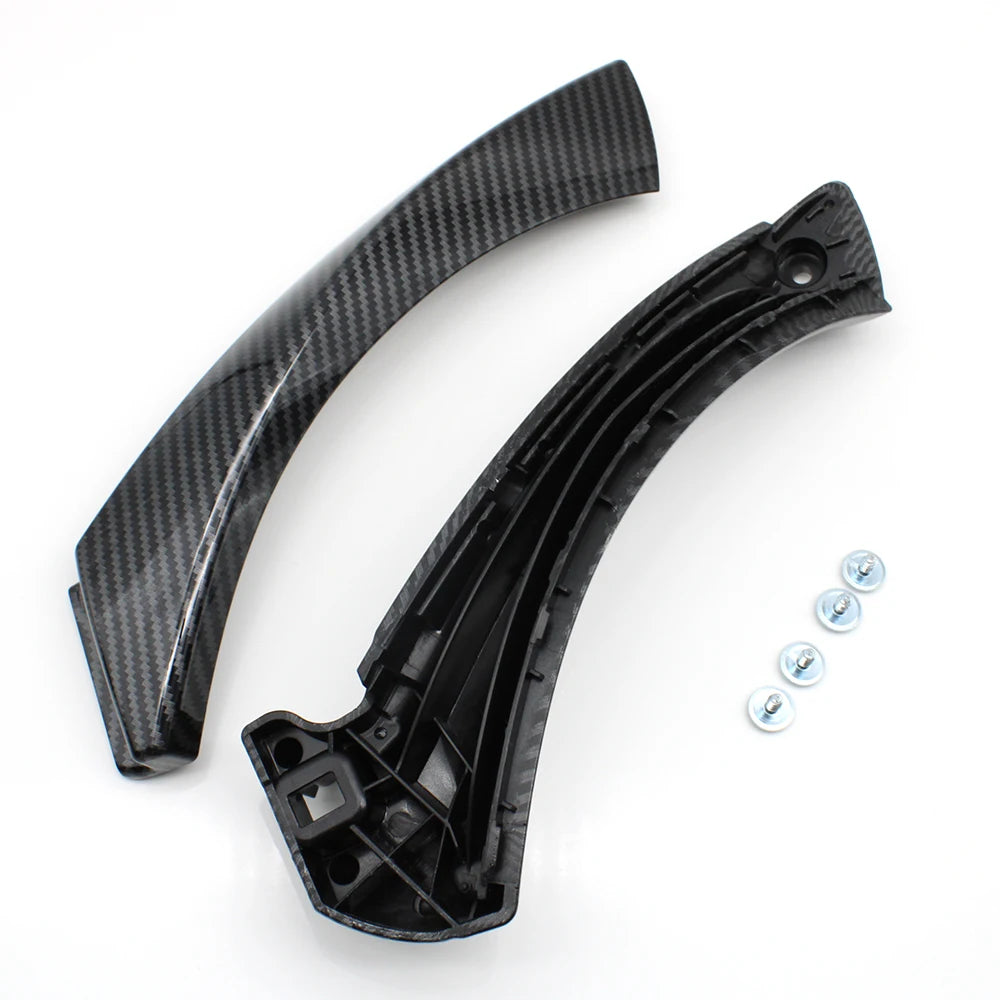 Détail d’une poignée intérieure BMW E90 E91 aspect carbone avec vue avant et arrière