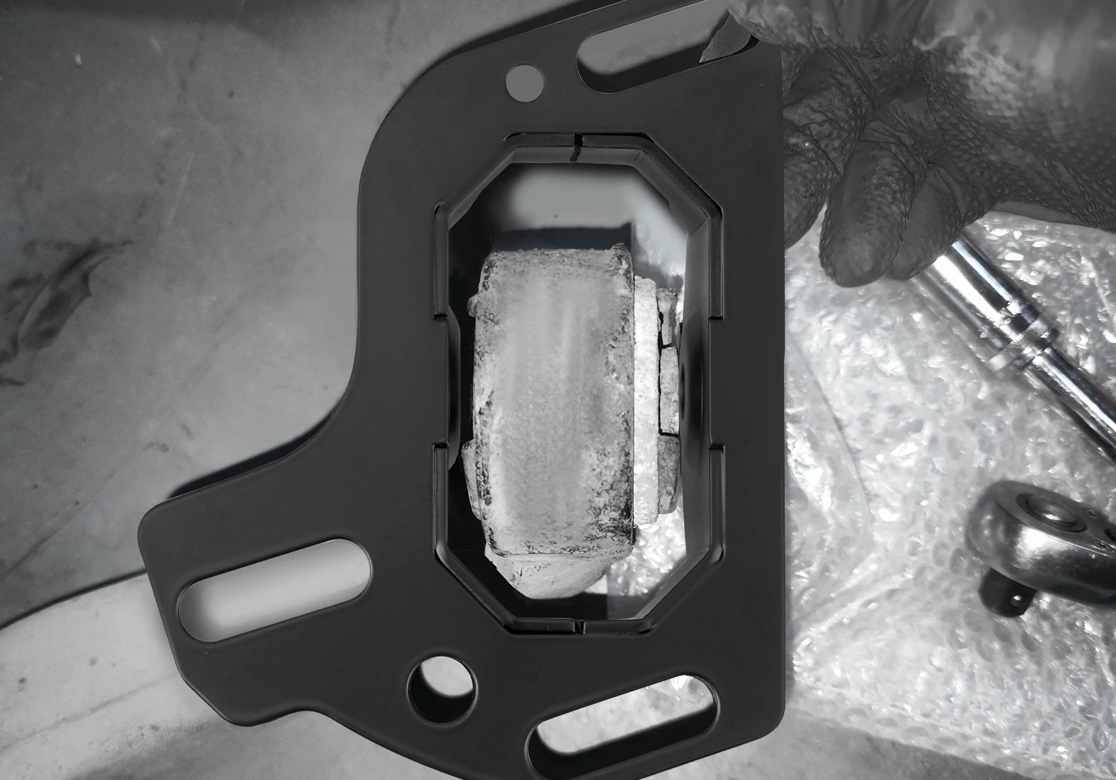 Détail d’un support de bras arrière réglable BMW E36 E46 Z4 sur fond sombre